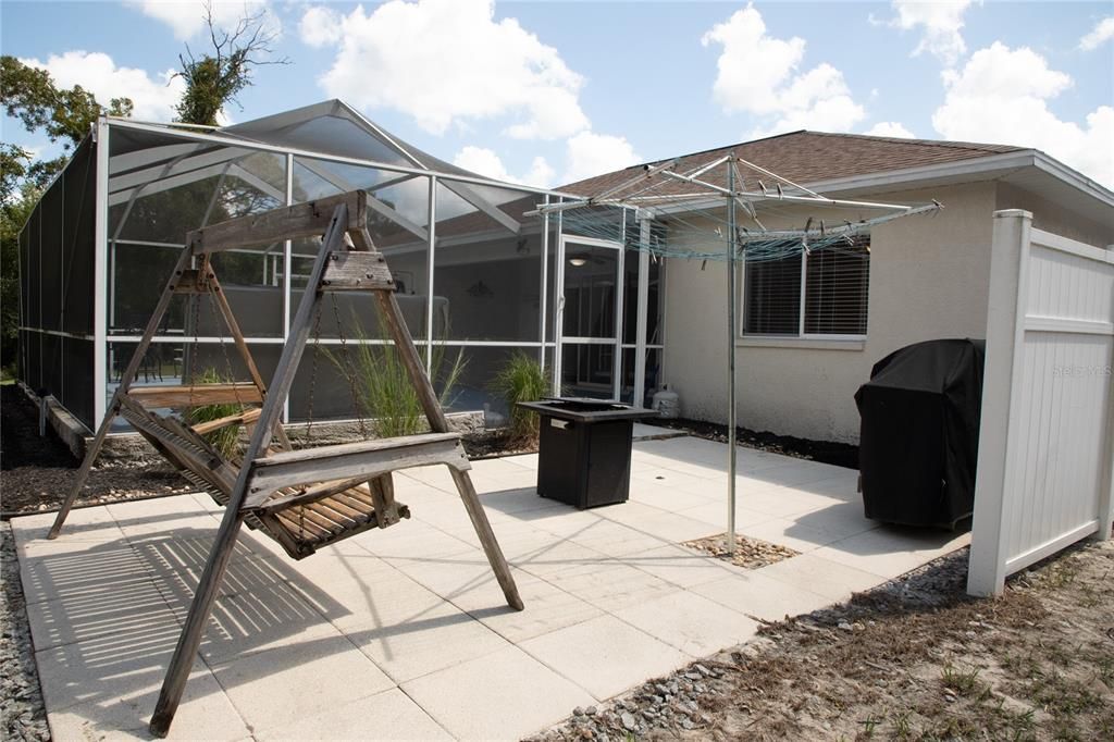 Outdoor Patio & Grill Area