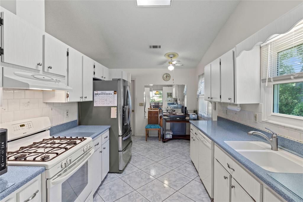 For Sale: $230,000 (2 beds, 2 baths, 1398 Square Feet)