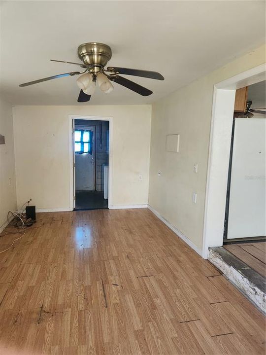 For Sale: $155,000 (2 beds, 1 baths, 616 Square Feet)