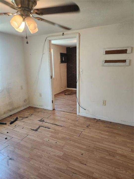 For Sale: $155,000 (2 beds, 1 baths, 616 Square Feet)