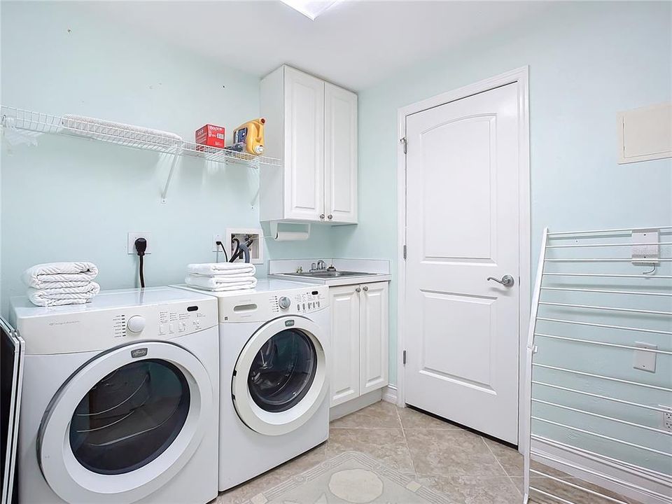 laundry room with sink and cabinets