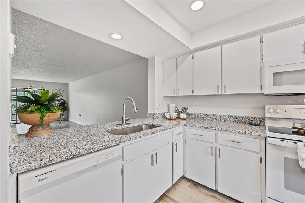 For Sale: $239,000 (2 beds, 2 baths, 1065 Square Feet)