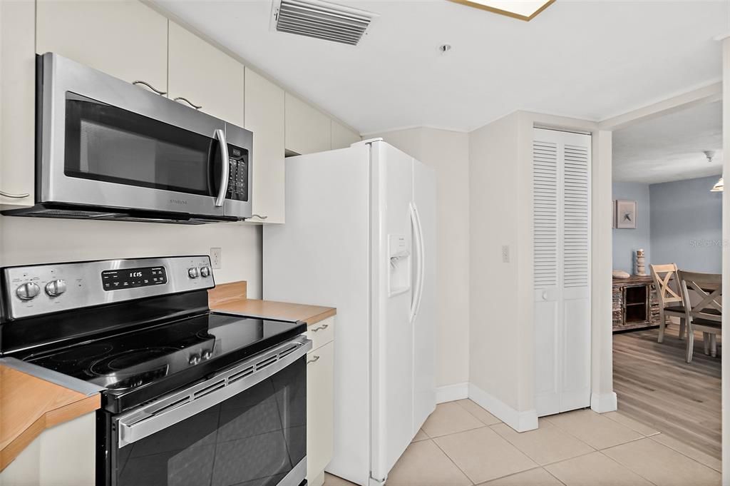 For Sale: $475,000 (2 beds, 2 baths, 1561 Square Feet)