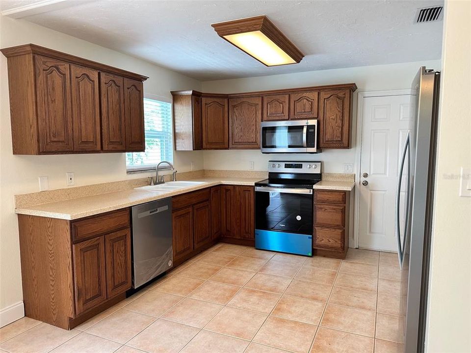 For Sale: $319,900 (2 beds, 2 baths, 1271 Square Feet)