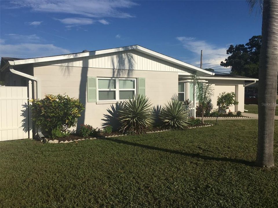 For Sale: $319,900 (2 beds, 2 baths, 1271 Square Feet)