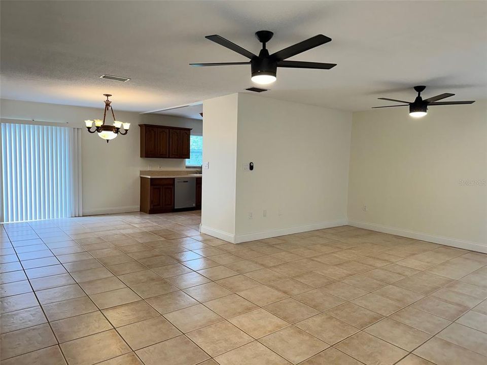 For Sale: $319,900 (2 beds, 2 baths, 1271 Square Feet)