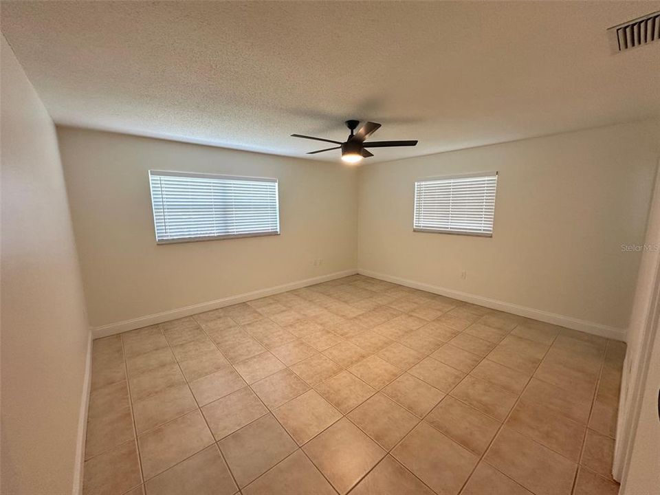 For Sale: $319,900 (2 beds, 2 baths, 1271 Square Feet)