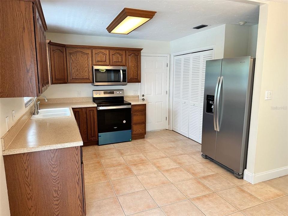 For Sale: $319,900 (2 beds, 2 baths, 1271 Square Feet)