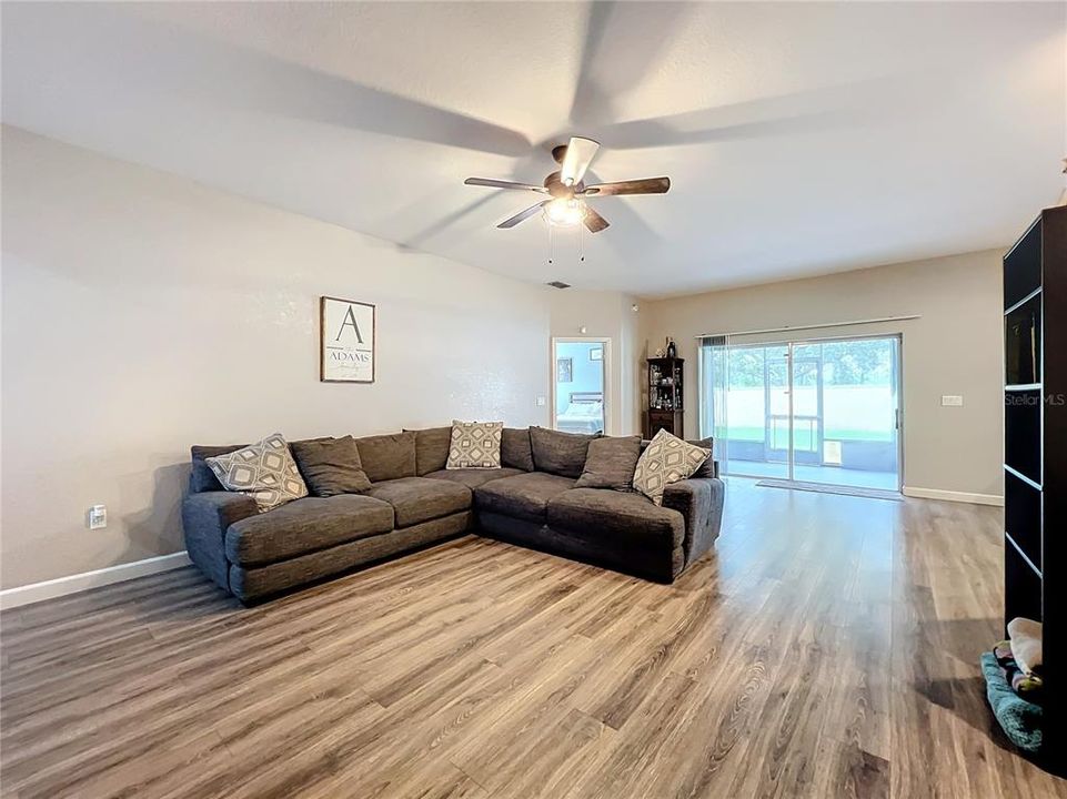 For Sale: $299,900 (3 beds, 2 baths, 1543 Square Feet)