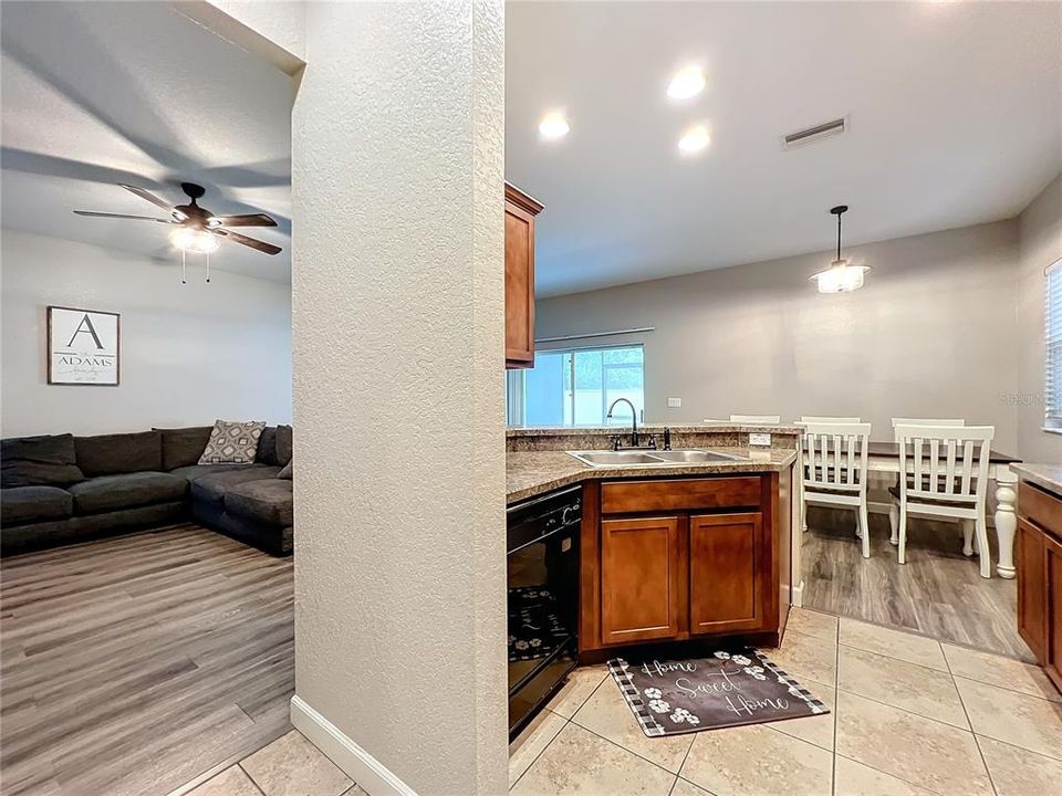 For Sale: $299,900 (3 beds, 2 baths, 1543 Square Feet)