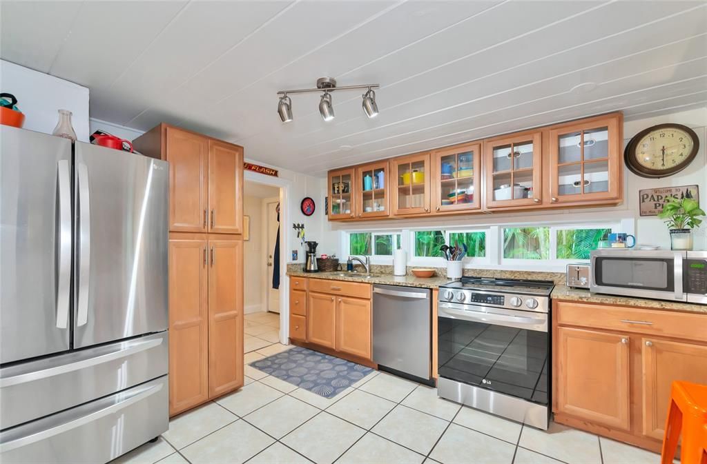 For Sale: $435,000 (2 beds, 1 baths, 894 Square Feet)