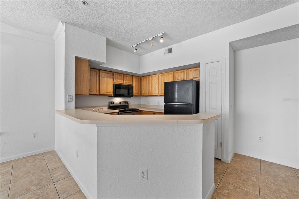 For Sale: $225,000 (1 beds, 1 baths, 915 Square Feet)