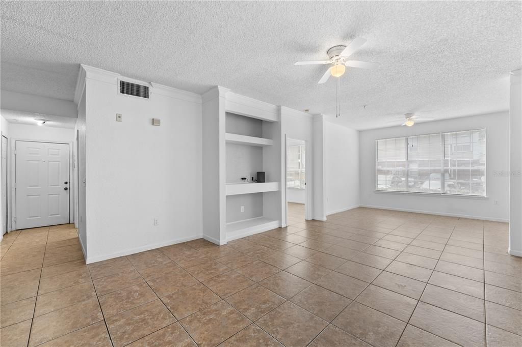 For Sale: $225,000 (1 beds, 1 baths, 915 Square Feet)