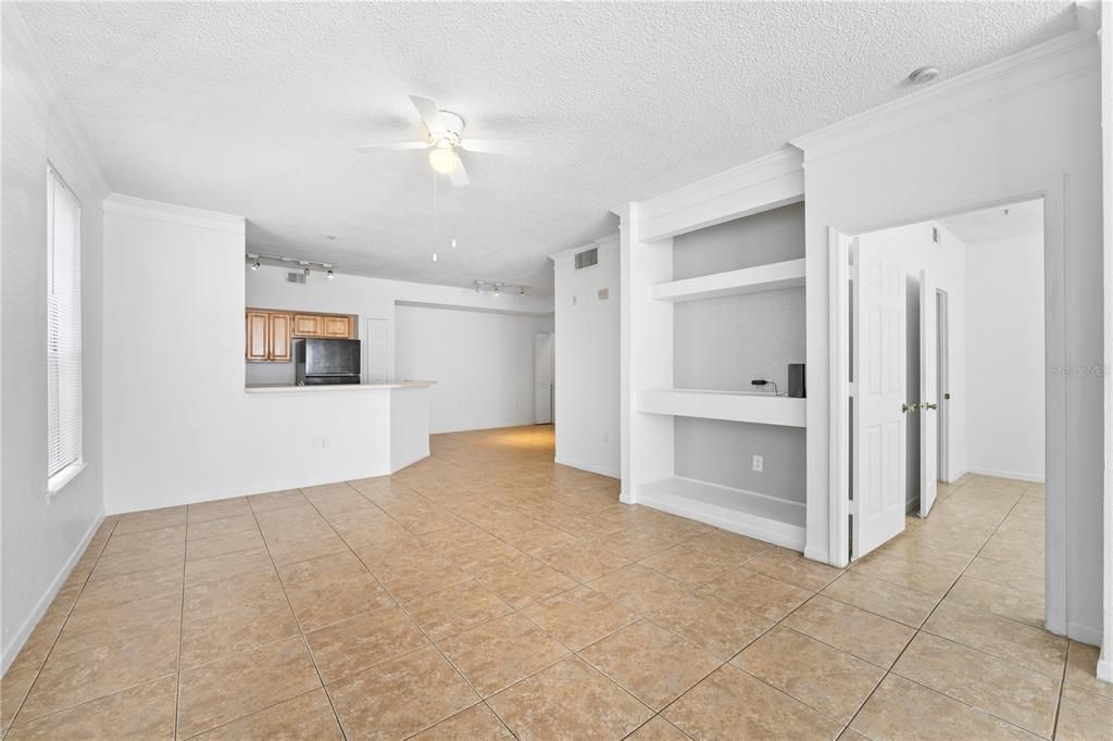 For Sale: $225,000 (1 beds, 1 baths, 915 Square Feet)