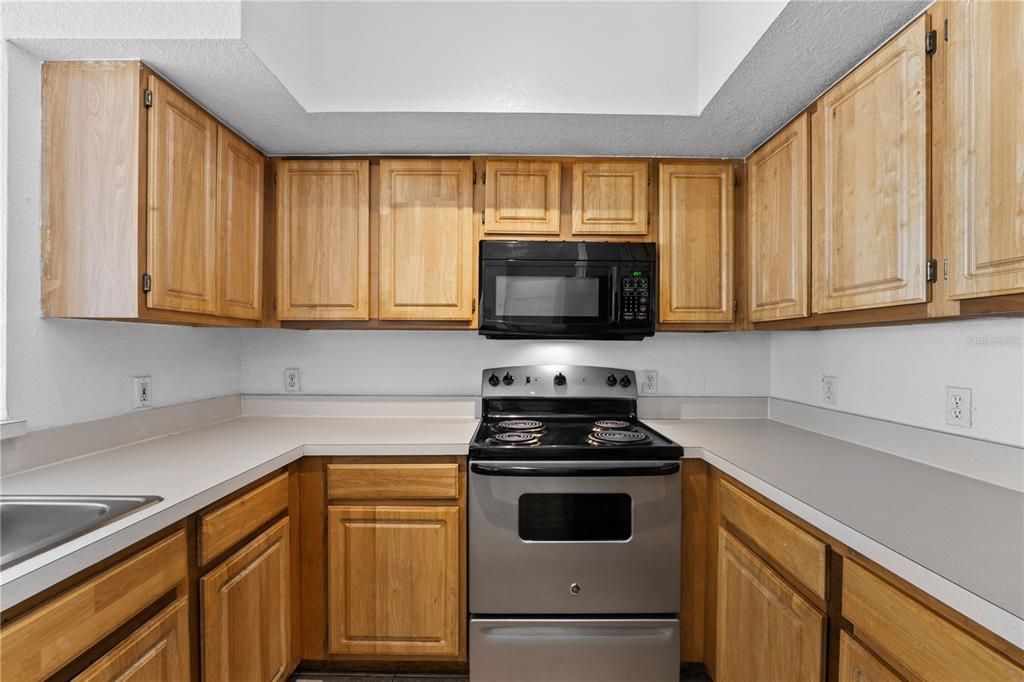 For Sale: $225,000 (1 beds, 1 baths, 915 Square Feet)