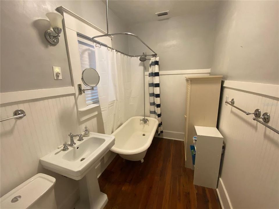 For Rent: $3,200 (3 beds, 2 baths, 1094 Square Feet)