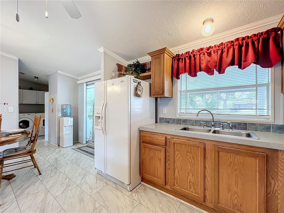 Double sink and refrigerator