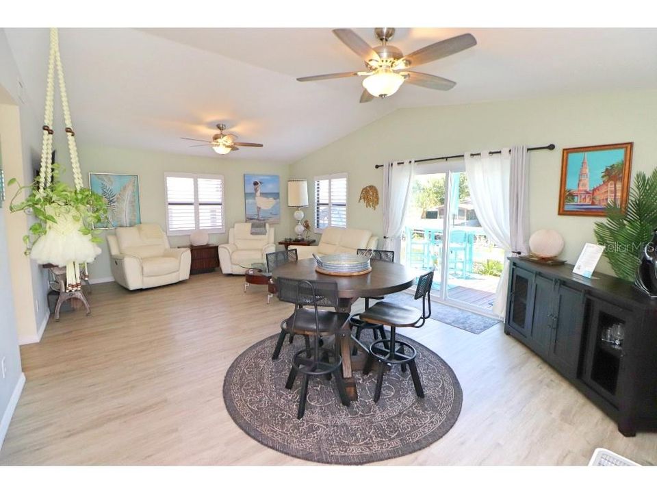 For Sale: $398,000 (2 beds, 1 baths, 977 Square Feet)