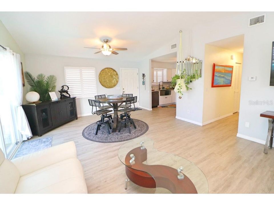 For Sale: $398,000 (2 beds, 1 baths, 977 Square Feet)