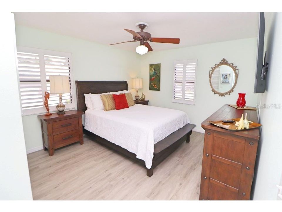 For Sale: $398,000 (2 beds, 1 baths, 977 Square Feet)