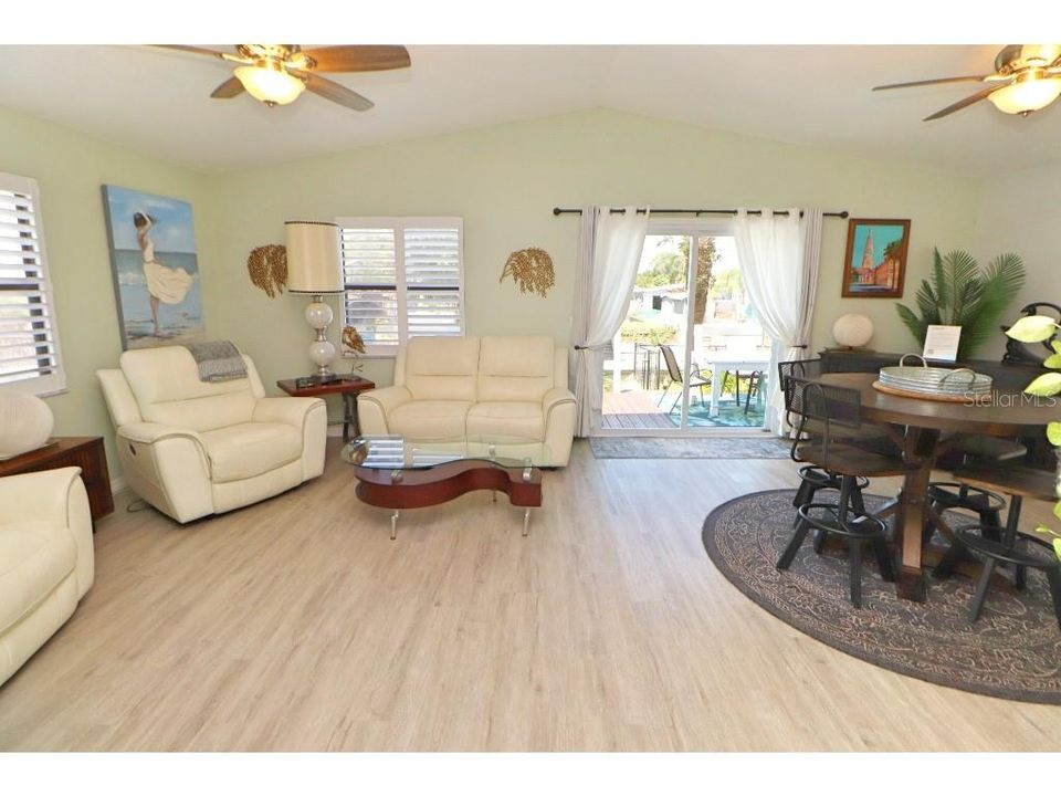 For Sale: $398,000 (2 beds, 1 baths, 977 Square Feet)