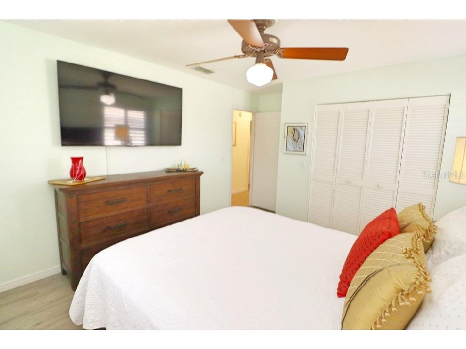 For Sale: $398,000 (2 beds, 1 baths, 977 Square Feet)