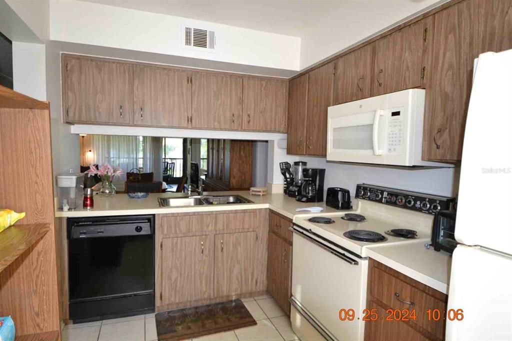 For Sale: $239,900 (2 beds, 2 baths, 934 Square Feet)