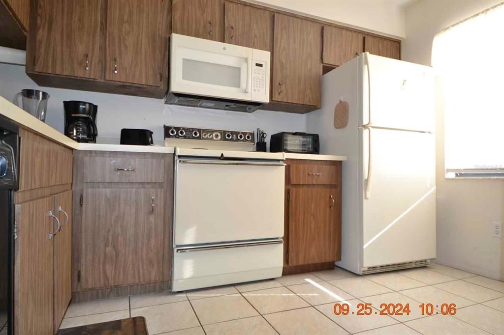 For Sale: $239,900 (2 beds, 2 baths, 934 Square Feet)