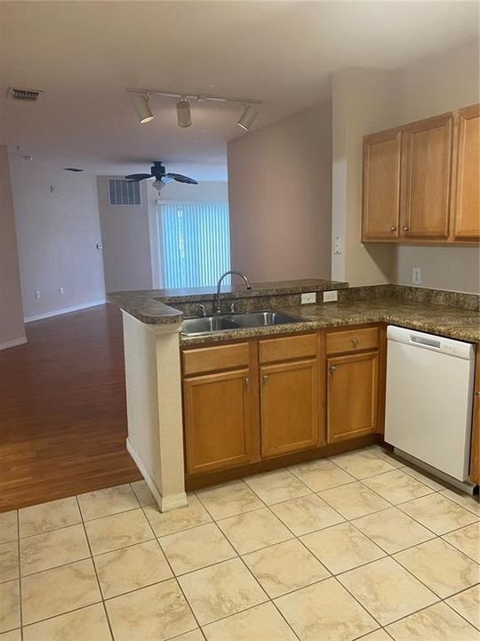 For Sale: $227,500 (2 beds, 1 baths, 1130 Square Feet)