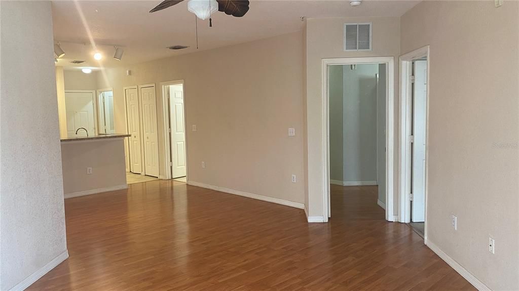 For Sale: $227,500 (2 beds, 1 baths, 1130 Square Feet)