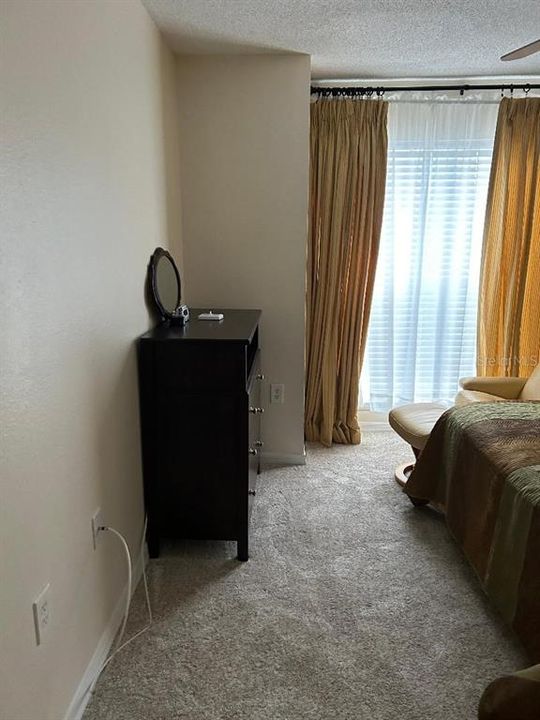 For Sale: $205,000 (2 beds, 1 baths, 1051 Square Feet)