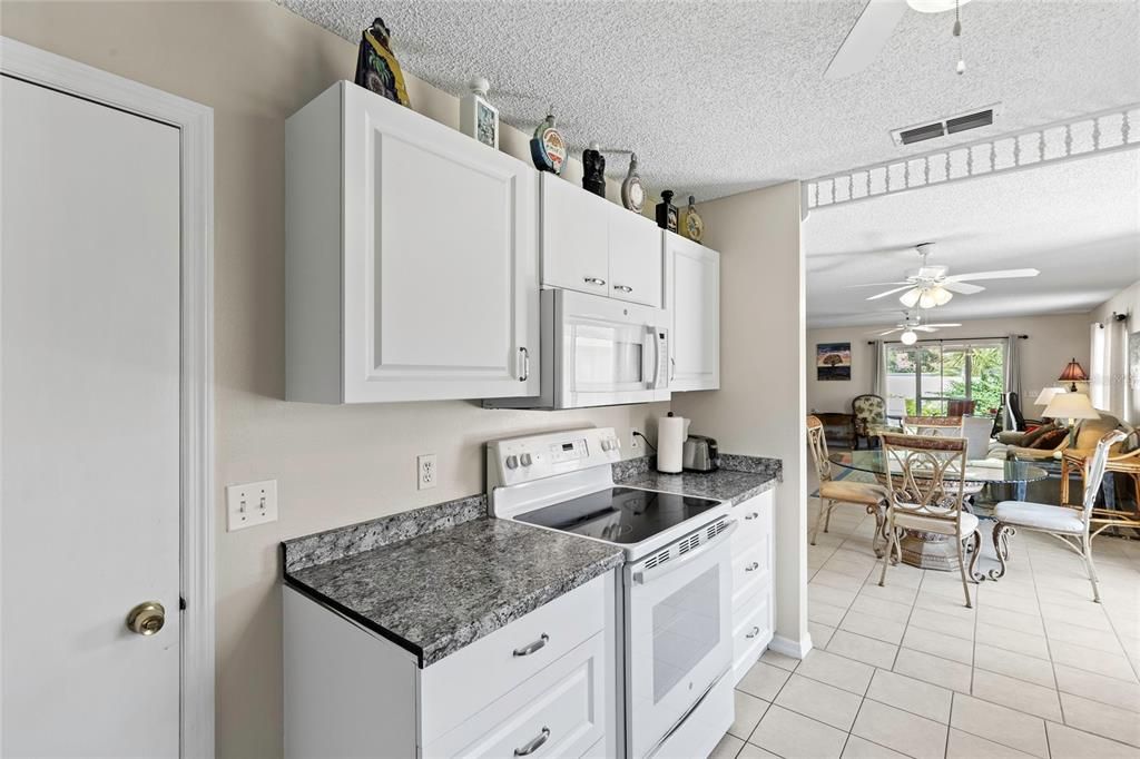 For Sale: $315,000 (2 beds, 2 baths, 1102 Square Feet)