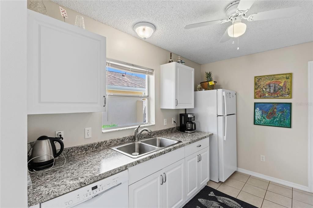 For Sale: $315,000 (2 beds, 2 baths, 1102 Square Feet)