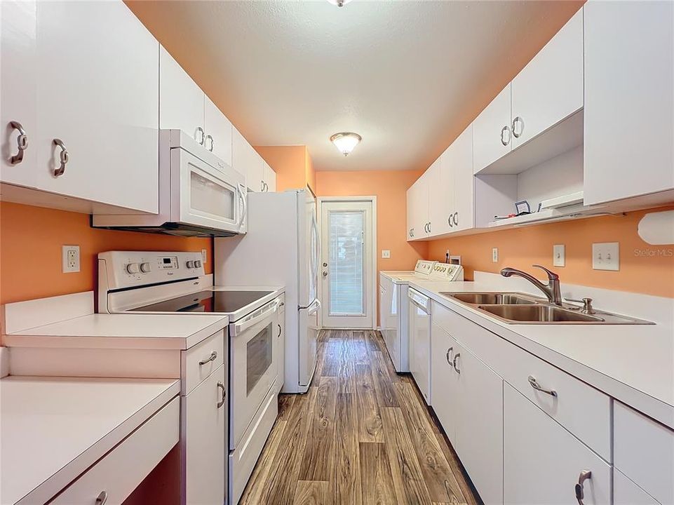 For Sale: $195,000 (3 beds, 2 baths, 1073 Square Feet)