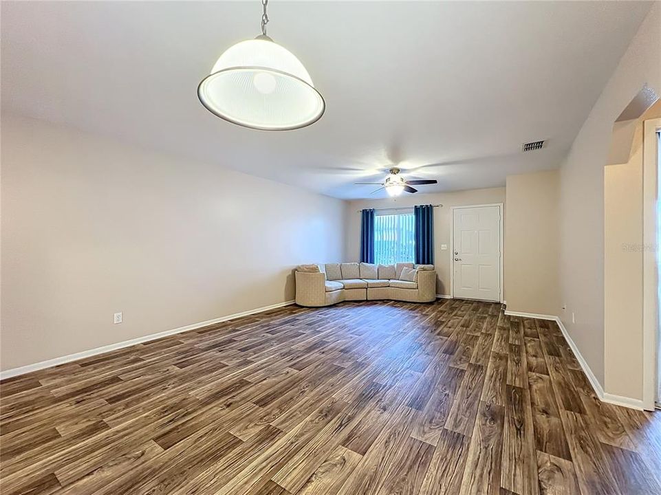 For Sale: $195,000 (3 beds, 2 baths, 1073 Square Feet)