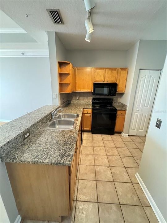 For Rent: $1,550 (1 beds, 1 baths, 867 Square Feet)