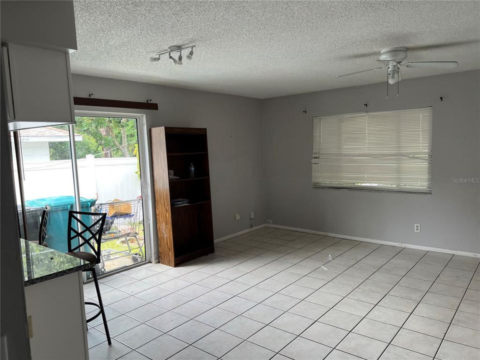 For Sale: $260,000 (3 beds, 1 baths, 979 Square Feet)