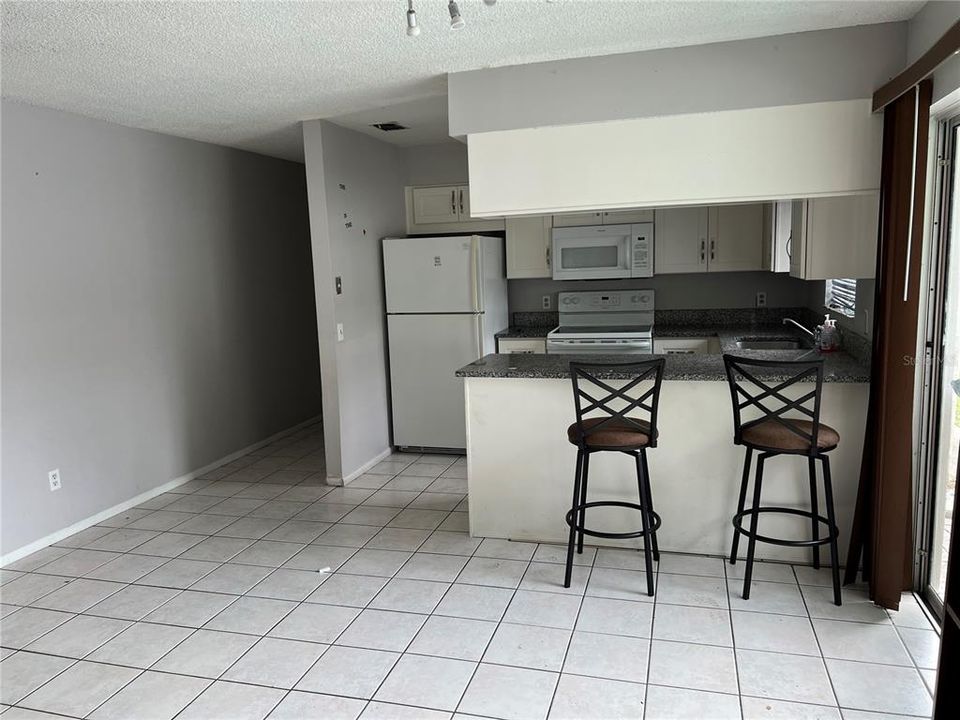 For Sale: $260,000 (3 beds, 1 baths, 979 Square Feet)