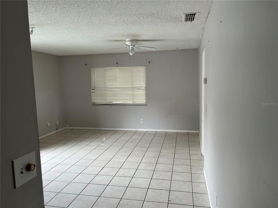 For Sale: $260,000 (3 beds, 1 baths, 979 Square Feet)