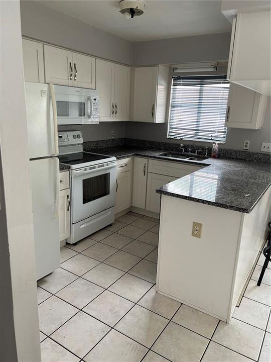 For Sale: $260,000 (3 beds, 1 baths, 979 Square Feet)