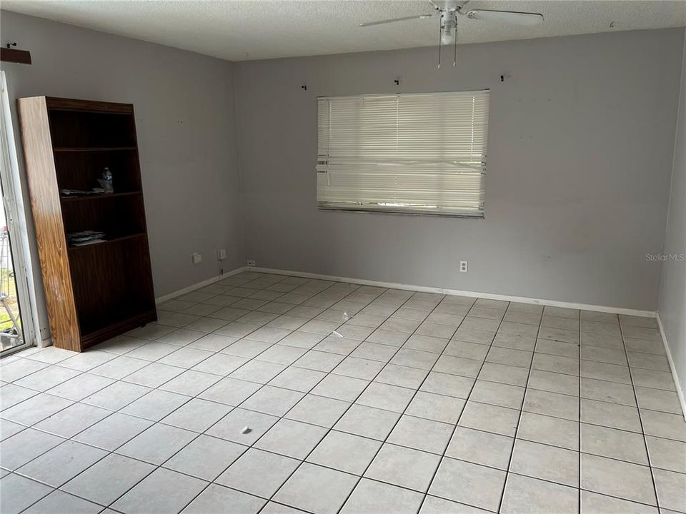 For Sale: $260,000 (3 beds, 1 baths, 979 Square Feet)