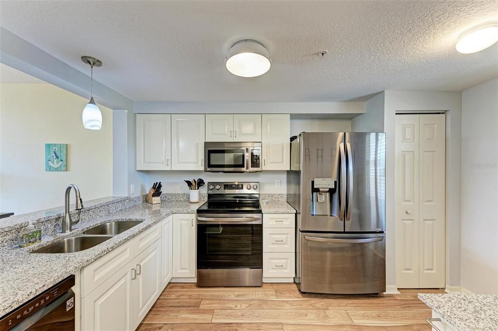 For Sale: $329,900 (2 beds, 2 baths, 1148 Square Feet)