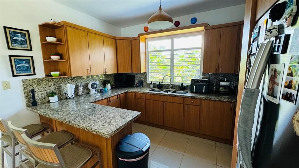 En Venta: $425,000 (4 camas, 2 baños, 2515 Pies cuadrados)