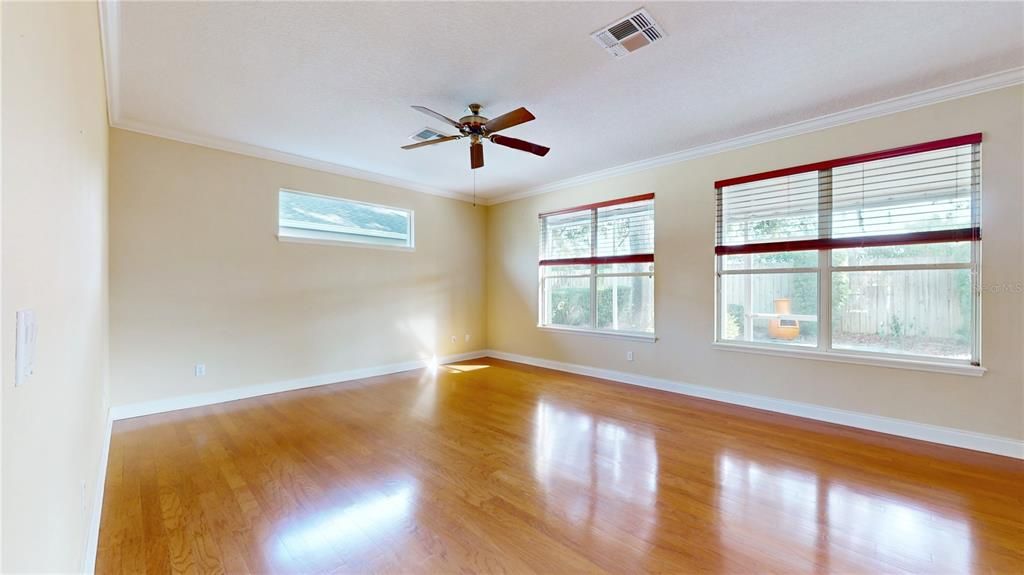 SPACIOUS LIVING ROOM WITH NATURAL LIGHT