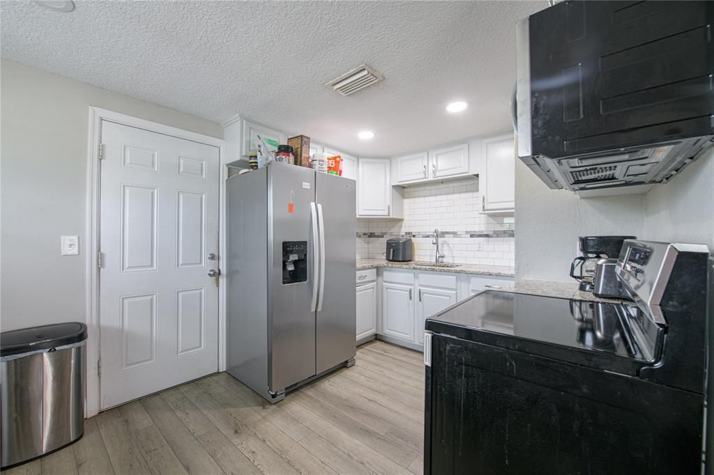 For Sale: $260,000 (3 beds, 1 baths, 864 Square Feet)