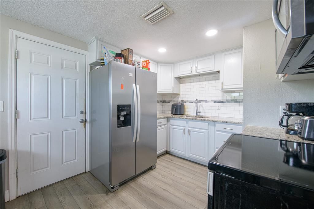 For Sale: $260,000 (3 beds, 1 baths, 864 Square Feet)