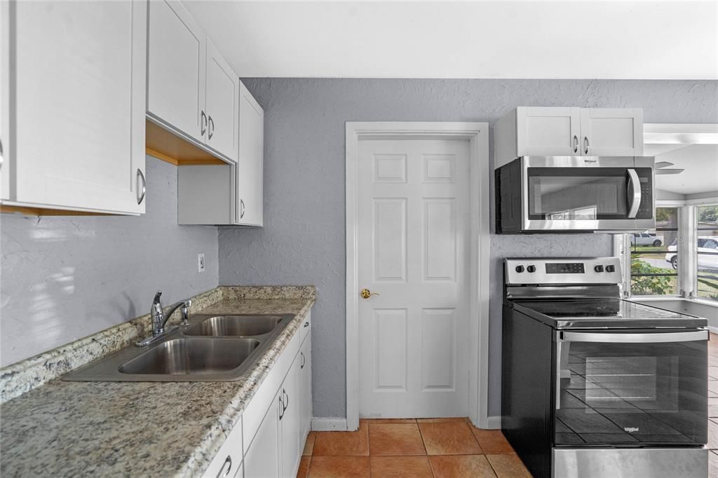 For Sale: $285,000 (3 beds, 1 baths, 968 Square Feet)