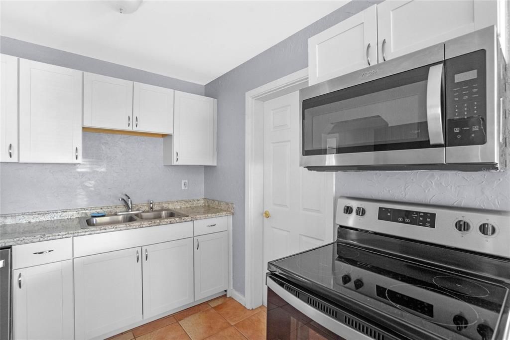 For Sale: $285,000 (3 beds, 1 baths, 968 Square Feet)