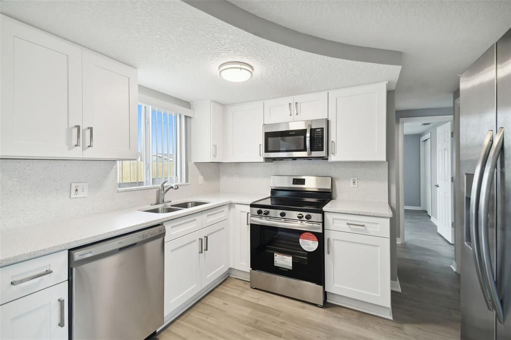 For Sale: $243,900 (2 beds, 1 baths, 988 Square Feet)