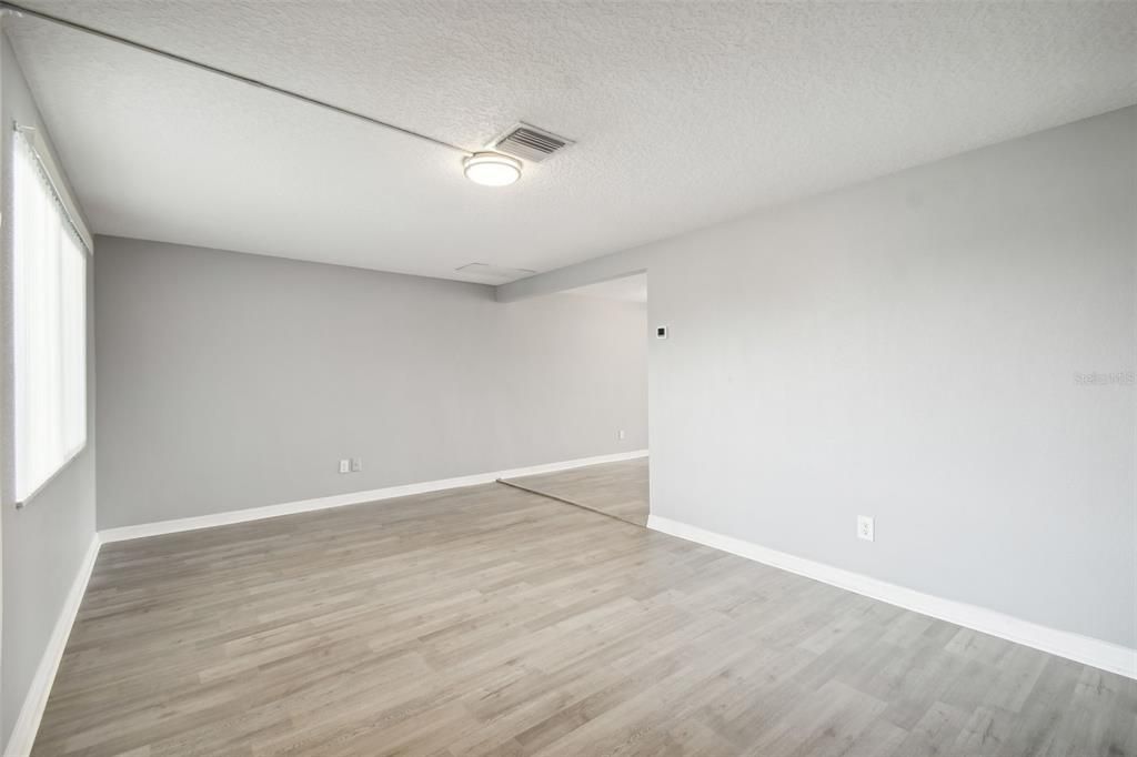 For Sale: $243,900 (2 beds, 1 baths, 988 Square Feet)